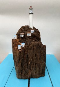 Hanglage, Miniatur Häuser mit leuchtturm auf Eichenbalken