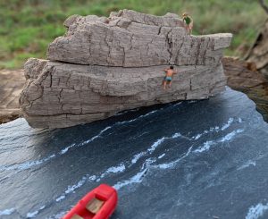Miniatur szene Meer und Klippe aus Holz mit H0 Figuren